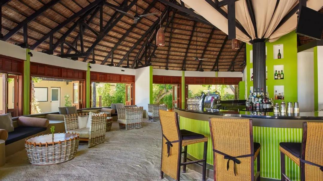Kuredhi Pool Bar at Angsana Velavaru thumbnail 3